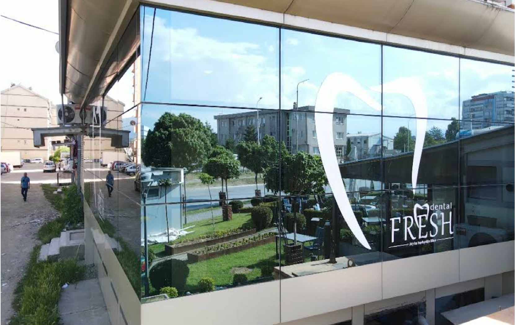 Dental Fresh Klinik Pristina Kosovo — moderne Zahnklinik mit Glasfassade